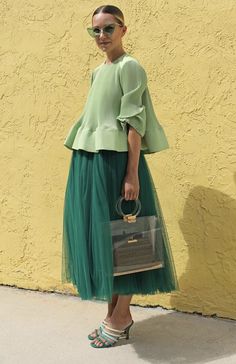 6.20 green on green Green Dress Ideas, Good Outfits, Look Kylie Jenner, Dress Inspiration, Street Style Inspiration, Skirt Outfit, Inspiration Mode, Stand Tall, Mode Inspiration