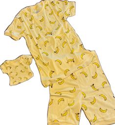 Stretch Cotton Pajama Party Sets, Yellow Cotton Loungewear Sets, Cute Stretch Sets For Sleepovers, Cotton Stretch Sleepover Sets, Stretch Cotton Sleepover Sets, Yellow Matching Sets For Loungewear, Casual Yellow Bedtime Sets, Yellow Cartoon Print Sleepwear, Cute Yellow Sleepover Sets