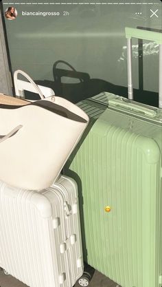 Green Luggage Aesthetic, Cute Suitcase Aesthetic, Beauty And The Beast Wallpaper, Aesthetic London, Cute Suitcases, Travel Chic, Packing Luggage