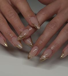 Classy Cool Nails, Trendy Metallic Nails, Clean Nail Art Classy, Nail Inspo That Goes With Everything, Gel X Gold Nails, Gold Line Art Nails, Senior Pics Nails, Classy Birthday Nails Almond, Plus Size Nails