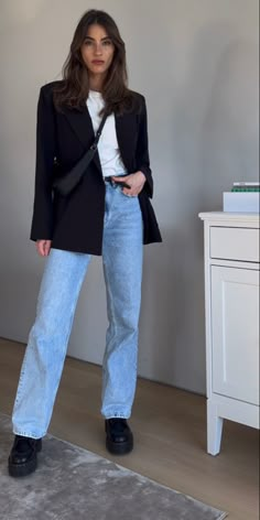 Light Jeans And Blazer Outfit, Jeans And Blazer Outfit Business Casual Office Style, Black Blazer Office Outfits Women, Business Casual Outfits Winter 2024, Blue Jeans And Blazer Outfit, Casual Internship Outfit, Presentation Outfits For Women College, Blue Jeans Work Outfit, Dark Blue Blazer Outfits For Women