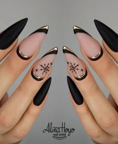 Unghie Nail Art, Black Nail Designs, New Year's Nails, Xmas Nails, Christmas Nail Designs, Elegant Nails, Gold Nails, Holiday Nails, Black Nails