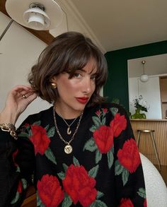 Shoulder Length Hair With Bangs, Hair To One Side, Short Hair Trends, Natural Wavy Hair, How To Style Bangs, Bob Haircuts For Women, Short Bob Haircuts, Chic Hairstyles