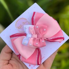 • Lacinho M delicado 💓 | Instagram Diy Hair Accessories Tutorial, Hair Accessories Diy Headband, Kawaii Hair Accessories, Hair Bows Diy Ribbon, Hair Accessories Tutorial, Homemade Bows, Making Bows, Hair Clips Diy, Bows Diy Ribbon