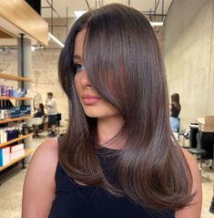 45 Chestnut Brown Hair Ideas Perfect For The Fall Long Layers Medium Hair, Ideas Para El Pelo, Platinový Blond, Medium Brunette Hair, Cool Brown Hair, Brown Hair Ideas, Hair Color Brown Chestnut, Hair Color For Brown Skin, Chestnut Brown Hair