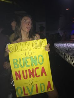 a woman holding up a sign that reads, dicen que lo bueno nunca si olvidda