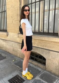 Japan Fashion Summer 2023, Humid Outfit Summer, Skirt Casual Outfit Summer, Onitsuka Tiger Women Outfit, Fit Baddie, Yellow Shoes Outfit, Onitsuka Tiger Outfit, Mini Skirt Ideas, Cute Summer Outfits Casual