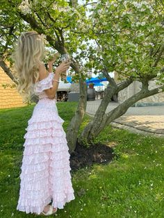 𝒫𝒾𝓃: 𝑔𝑜𝓁𝒹𝓈𝒽𝑜𝓇𝓉𝓎 💌 Cute Shopping Aesthetic, Elegant Sun Dress, Photo Ideas With Dress, Backyard Wedding Guest Outfit, Princess Style Outfits, Spring Dresses Aesthetic, Wedding Outfit Aesthetic, Pretty Outfits Summer, Long Pink Prom Dresses