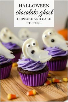 Looking for Halloween cupcake ideas? Look no further than these White Chocolate Ghost toppers for cupcakes and cakes. They are a great way to add a little spookiness to your Halloween treats. To find out how to make these White Chocolate Ghosts visit Sugar Maple Farmhouse. Ghost Cupcakes Cake, Chocolate Ghosts, Candy Corn Rice Krispie Treats, Postres Halloween, Ghost Cupcakes, Halloween Food Treats, Halloween Baking, Halloween Chocolate, Cupcake Designs