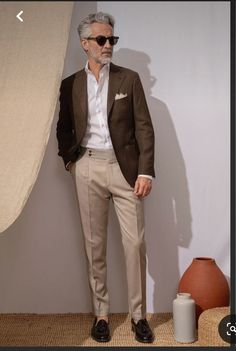 Três dicas simples para usar looks de Alfaiataria Masculina – Bugre Beige Semi Formal Outfit Men, Beige Trousers Outfit Men, Beige Trousers Outfit, Shadi Outfits, Masculine Contemporary, Pini Parma, Suit Styles, 2023 Clothing