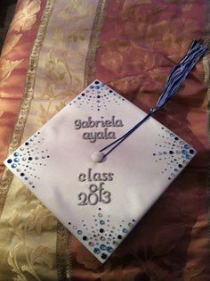 a white graduation cap with the words garbreta anpla on it