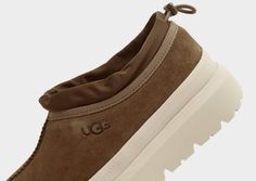 Take on the elements with these men's Tasman Weather Hybrid slip-ons from UGG. In a Chestnut colourway, these slippers are designed to travel outdoors. They have a waterprood suede upper with a rubber galosh that wraps around the sides for added protection, and a snug, bungee-adjustable collar for a locked-in feel. They sit bove a spongy UGGplush wool-lined sole for supreme comfort, while a sugarcane EVA outsole offers durable traction. Finished with signature UGG branding. Football Calendar, Nike React Vision, 270 Nike, Ugg Tasman, Travel Outdoors, Football Training, Football Kits, Football Boots, Jd Sports