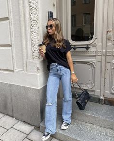 Casual No Jeans Outfits, Wide Leg Jeans Converse, Jeans Tshirt Outfit Women, Convers Outfit Woman, Fashion Outfits For 30 Year Old Women, Wide Leg Jeans And Converse Outfit, Young 20s Outfits, Straight Left Jeans Outfit, Wide Leg Jeans Outfit Summer Casual