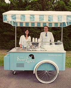 a man and woman standing behind a food cart with the words 5 fun wedding food trend to try