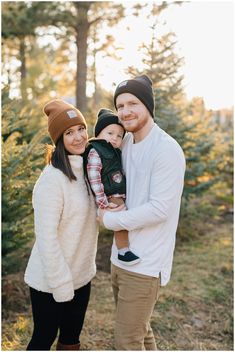 Carhartt Winter Outfits, Carhartt Family Pictures, Tree Farm Family Pictures, Ideas For Family Pictures, Family Pictures Christmas, Farm Family Pictures, Fall Photoshoot Family, Winter Family Photography, Family Pictures What To Wear