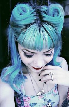 Not only do I love the makeup, but the hair is so clearly fabulous.  I'm SO glad I saw this on my friend's pins. Her taste is flawless! Soft Grunge Hair, Pinup Hair, Victory Rolls, Rockabilly Pinup, Rock Vintage, Pin Up Hair, Fantasy Hair, Alternative Hair, Psychobilly