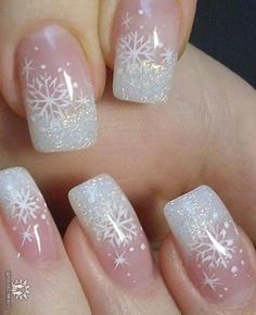 Fotos: Inspiración: 21 ideas para decorar tus uñas en Navidad | Mujer Hoy Snowflake Nail Art, Christmas Gel Nails, Nails Winter, Christmas Nail Art Designs, Holiday Nail Art, Snowflake Nails, Christmas Nails Acrylic, Winter Nail Art, Colorful Nail Designs