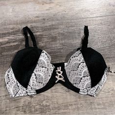 Completely New With Tags Jessica Simpson 32c Black And White Lace Bra. Black Underwire Bra With Lace Trim, Black Party Bra With Contrast Lace, Black Bra With Contrast Lace For Party, Push Up Strapless Bra, White Lace Bra, Demi Cup Bra, Floral Bra, Lace Tshirt, Black Lace Bra