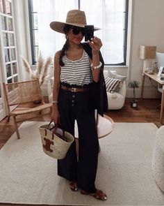 Outfits With Straw Hats For Women, Outfits With Sun Hats, Summer Straw Hat Outfit, Vacation Hat Outfit, Beach Outfit With Hat, Straw Hat Outfit Summer Casual, Straw Fedora Outfit, Orange Romper Outfit, Wide Brim Hat Outfit Summer