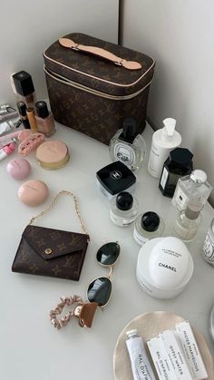 Luxury Makeup Vanity, Louis Vuitton Makeup Bag, Louis Vuitton Makeup, Beauty Outfits, Cozy Lifestyle, Makeup Bag Essentials, Jenner Family, Louis Vuitton Pink