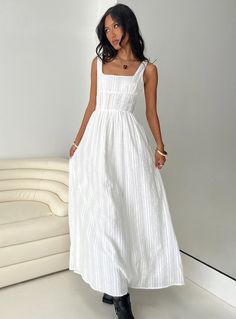 Elegant White Maxi Dress, Elegant Loose Dresses, Simple White Dress Graduation, Brandy Melville Maxi Dress, Black Flowy Dress Casual, Sun Dresses Maxi, Princess Polly Maxi Dress, Long Sun Dress Outfit, Low Back Maxi Dress