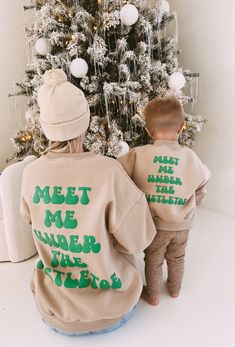 This festive meet me under the mistletoe long sleeve sweatshirt is the perfect way to dress for the Christmas season. Delightful and cozy, it's sure to inspire the holiday spirit! Care Instructions : Wash with like colors, tumble dry on low or hang dry *ALL SALES ARE FINAL ON HOLIDAY ITEMS* Exclusively by Forever French Baby Meet Me Under The Mistletoe, Five Panel Cap, Diaper Bag Accessories, French Baby, Santa Photos, Baby Basics, Under The Mistletoe, Baby Co, Holiday Items