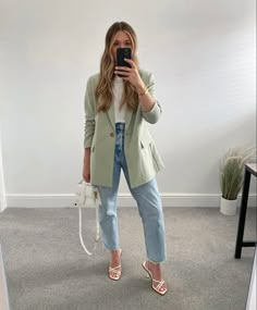 Outfits Con Blazers, Blazer Outfits For Women Casual, Long Blazer Outfit, Cream Blazer Outfit, Black Chunky Sandals, Green Blazer Outfit, Jeans Blazer Outfit, Blazer Outfits Casual