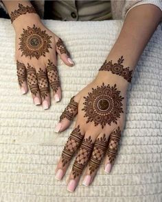 Upper Hand Mehndi, Simple Floral Mehndi Designs, Henna Designs Back, Henna Inspo, Front Mehndi Design, Floral Henna, Pretty Henna, Hand Mehndi Design