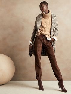 Banana Republic Outfits, Corduroy Pant, Elegant Outfit Classy, Olive Green Pants, Petite Shorts, Androgynous Fashion, Utility Pants, Brown Pants, Banana Republic Women