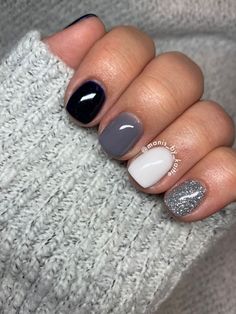 Beautiful Dip Nails, Short Black Nails With Accent Nail, New Years Gel Nails Ideas Short, Finger Nail Designs For Winter, Super Short Gel Nails Winter, Sns Dipping Powder Nails Summer 2023, Date Night Nails Ideas, Cute Short Dip Nails, January Gel Nails Ideas