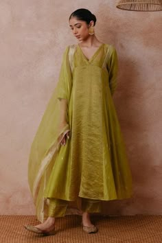 Traditional Kurta Sets For Women, Ooty Trip Outfit, Tissue Dress Designs, Organza Kurti Designs Indian, Tissue Suit, Sleeveless Anarkali, Tissue Kurta, Lehenga Designs Simple, Indian Bride Outfits