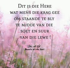 some pink flowers in the grass with a quote on it that reads, dit is die here wat mens die krag ge om strande te bly