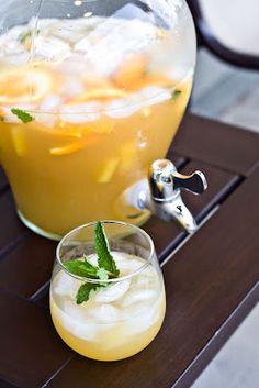 Pineapple Sangria. Have you ever heard of something so luscious and inviting? Pear brandy, mint, pineapple juice and a willing thirst:) Pineapple Sangria, White Sangria, Snacks Für Party, Chardonnay, Refreshing Drinks, Sangria