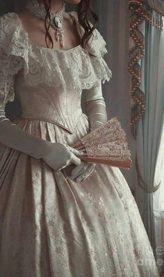 Victorian Ball Gowns, Era Victoria, Gaun Abad Pertengahan, Royal Dresses, Old Dresses, Dress Aesthetic