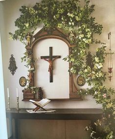 Home Altar Christian, Alter In Bedroom, Alter Ideas Spiritual Catholic, Oratory Catholic Home Altar, Jesus Alter Ideas At Home, Bible Display Ideas, Diy Catholic Gifts, Catholic House Decor, Home Chapel Catholic