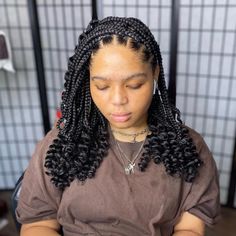 shoulder length knotless braids with curls Curled Box Braids, Braids With Shaved Sides, Individual Braids, Medium Box Braids, Short Box Braids Hairstyles, Curly Braids, Big Box Braids, Blonde Box Braids, Short Box Braids