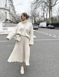 Fall Outfits Luxury, Rome Italy Outfits Winter, White Pleated Skirt Outfit, Pleated Skirt Outfit, Italy Outfits, Looks Street Style, Lovely Clothes, Winter Fashion Outfits, Elegant Outfit