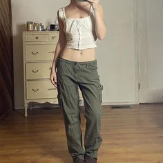 Green cargo pants, 90s style with small pockets on the side, and silver hardware, low rise, ideal for casual wear #cargo pants Cargo Pants 90s, Green Cargo Pants, Green Cargo, 90s Style, Silver Hardware, 90s Fashion, Bottoms Pants, Cargo Pants, Women's Pants