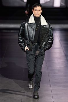 Mens Italian Fashion, Haute Couture Style, High Fashion Men, High Fashion Runway, Men Fashion Show, Winter Mode, Total Black, Menswear Collection, Dolce And Gabbana Man