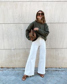 How to Make White Jeans a Fall Staple Looks Jeans, White Jeans Outfit, Paris Mode, Summer Denim, Mode Casual, Looks Street Style, Mode Inspo, 가을 패션, Street Chic