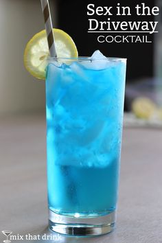 Beach Drink Recipes, Coconut Vodka, Fruity Alcohol Drinks, Blue Drink, Beach Cocktails, Vodka Cocktails Recipes