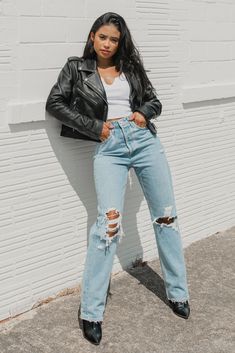 Black Cropped Jacket Outfit, Bar Outfit Night Fall, Cropped Jacket Outfit, Bar Outfit Night, Jeans Boots Outfit, Rider Jacket, Casual Outfit Inspiration