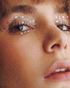 Coachella Make-up, Trucco Smokey Eye, Carnaval Make-up, Coachella Makeup, Make Carnaval, Glitter Makeup Looks, Glitter Eye Makeup, Beauty Make-up, Festival Makeup