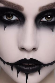 Black Cat Vampire, Easy Halloween Face Painting, Cat Vampire, Unique Halloween Makeup, Happy Holloween, Holloween Makeup, Silver Makeup, Shadow Face, Creepy Halloween Makeup