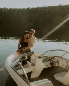 Couple holding each other and laughing on a boat Ski Boat Engagement Photos, Speed Boat Photoshoot, Pontoon Engagement Pictures, Pontoon Boat Engagement Pictures, Small Boat Engagement Photos, Lake View Couple Shoot, Fishing Couples