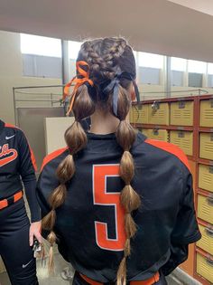 The ponytail is a softball staple. Learn how to create different types of ponytails, from basic to embellished, for every game day. #softball #hairstyles #ponytail #sports #hairtips Cute Sports Hairstyles, Tennis Hair, Band Hairstyles, Softball Hair, Football Hair