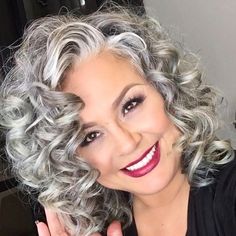 Norma BLAQUE op Instagram: "I don’t break, I BOUNCE 😏 In so many ways 😂 • Lipstick: @everskincare To order 👇🏼👇🏼👇🏼Contact @style.with.steph • Curls: @hottoolspro 1/2”…" Hairstyles For Grey Hair, Gray Transition, Streaked Hair