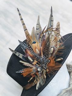 Decorative Cowboy Hats, Fedora Hats, Hat Bands Western, Cowboy Hat Feathers, Feather Hats, Hat Feathers, Cowboy Hat Decorations Ideas, Hat Decorating Ideas, Hat Pins Diy