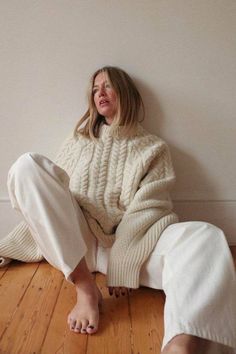 Minimalist Winter Outfit, Simple Winter Outfits, Knitwear Trends, Knitwear Inspiration, White Jeans Outfit, Timeless Chic, White Knit Sweater, Skirts With Boots, Double Denim