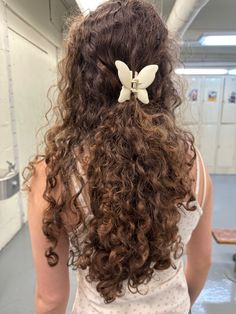 Flower Clips Curly Hair, Curly Hair With Hair Clips, Coquette Hairstyles Curly, Coquette Curly Hair, Curly Hairstyles For White Women, Long Curly Hair Aesthetic, Curly Hair Girl Aesthetic, Hair Accessories Curly Hair, No You